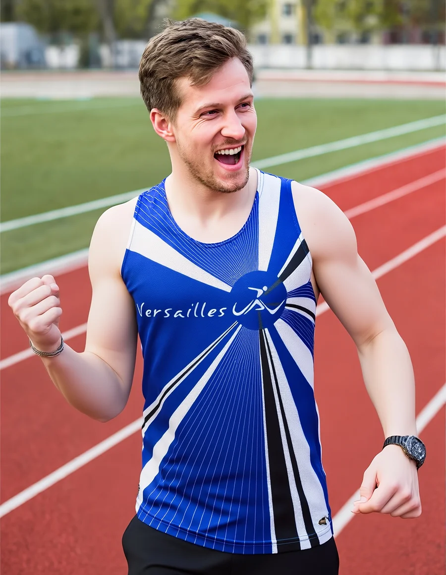 Athlète portant un débardeur bleu sur une piste d'athlétisme