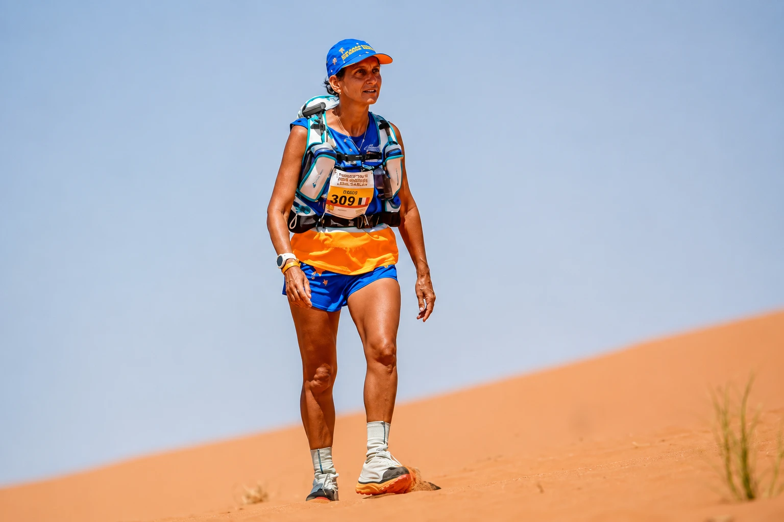 Cécilia portant une tenue sportive personnalisée ANAELI lors du Marathon des Sables 2025
