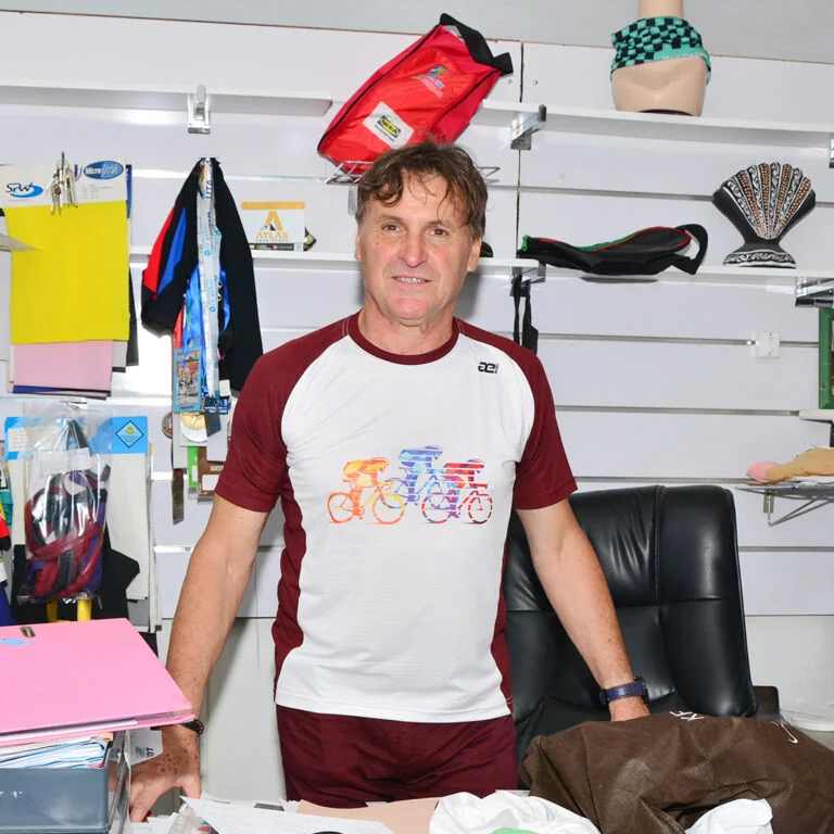 Directeur d’ANAELI dans l’atelier de fabrication de vêtements de sport personnalisés