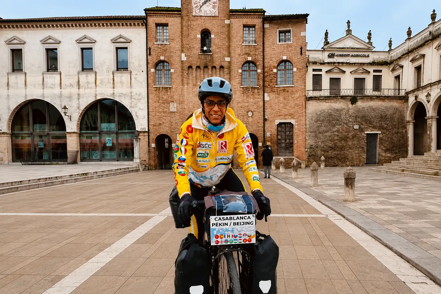 Karim Mosta portant une tenue sportive personnalisée ANAELI lors de son parcours à vélo entre Casablanca et Pékin