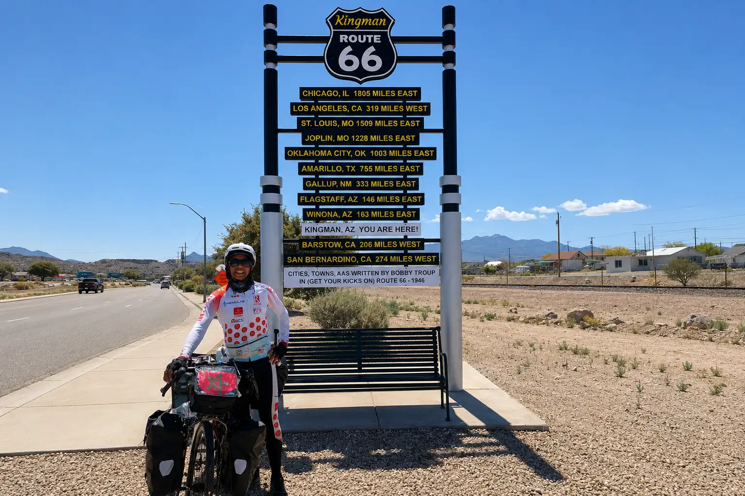 Karim Mosta portant une tenue sportive personnalisée ANAELI lors de son parcours à vélo entre Los Angeles et New-York