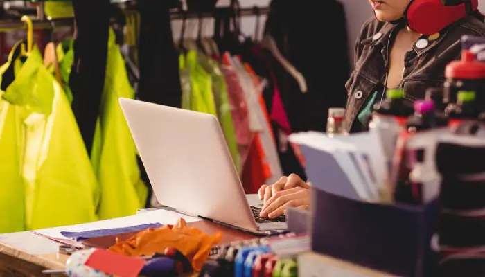 Préparation de tenues sportives personnalisées dans un espace de production