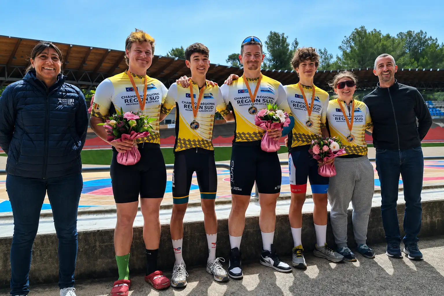 L’équipe de Hyères portant des tenues personnalisées ANAELI lors du Championnat Régional de Piste Vitesse 2026